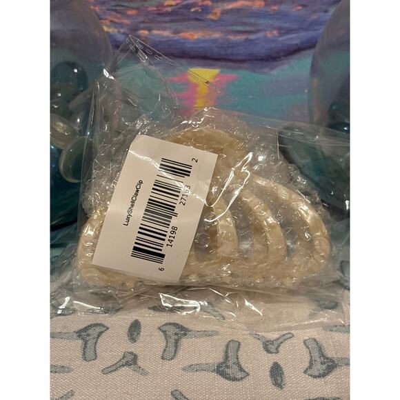 Luxy Coastal Shell Claw Clip - Picture 2 of 3